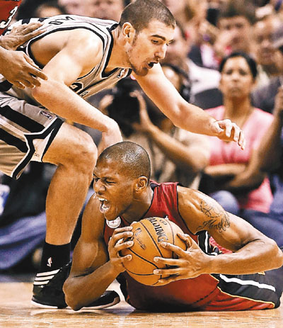 猛龙挑战马刺，双方展开激烈角逐