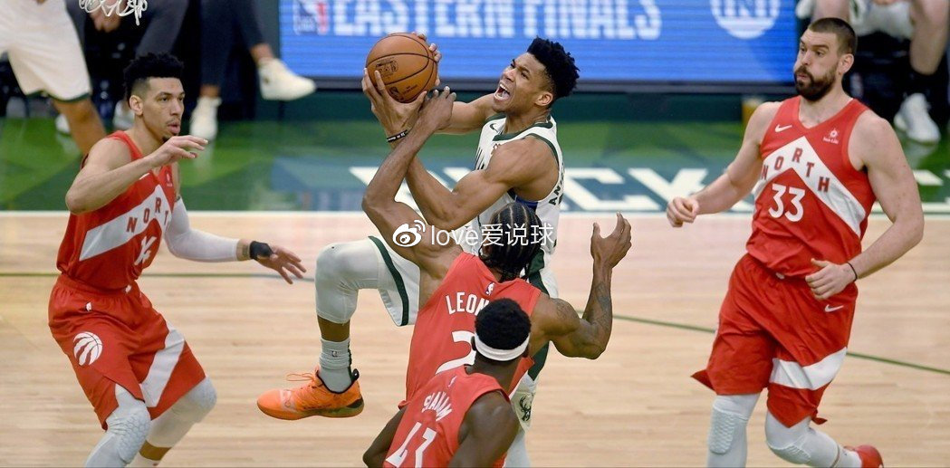 雄鹿球星安戴托昆波在场上展现个人实力,赢得球迷喝彩 雄鹿球星安戴托昆波在场上展现个人实力,赢得球迷喝彩