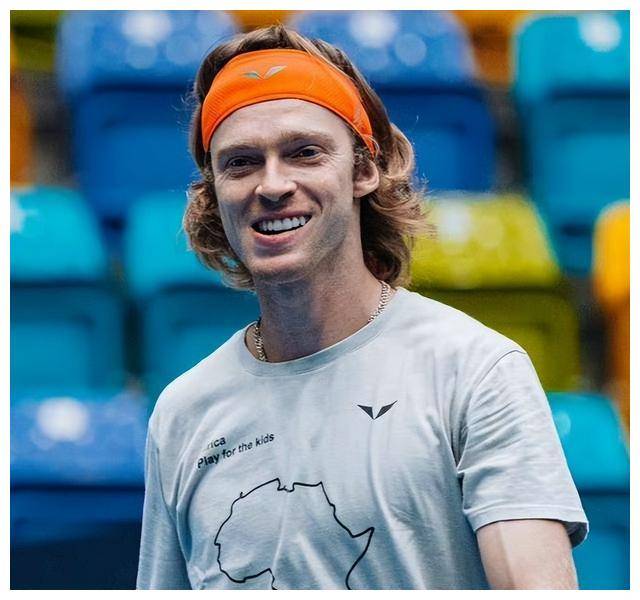 俄罗斯球员技术精湛,赛场上展现实力 俄罗斯球员技术精湛,赛场上展现实力